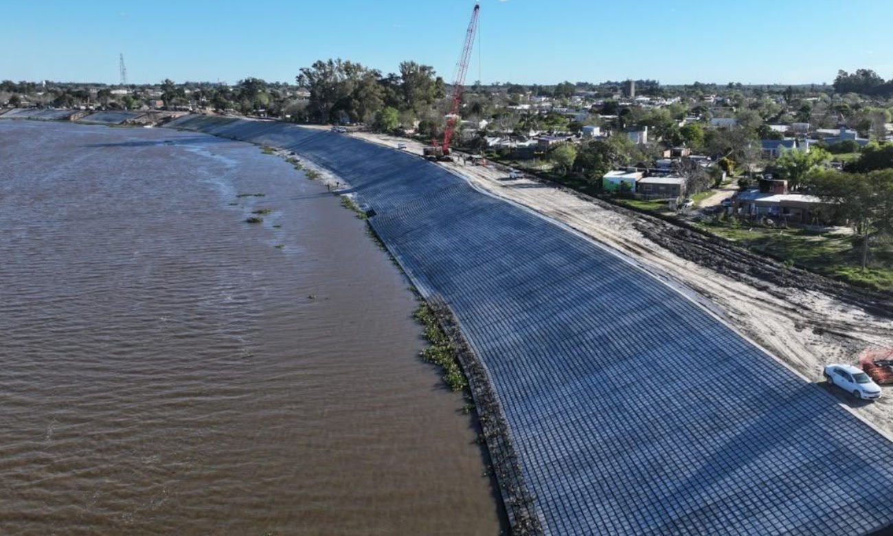 Obras hídricas y tareas de mantenimiento de canales forman parte de las acciones preventivas para reducir el riesgo de inundaciones en Santa Fe.