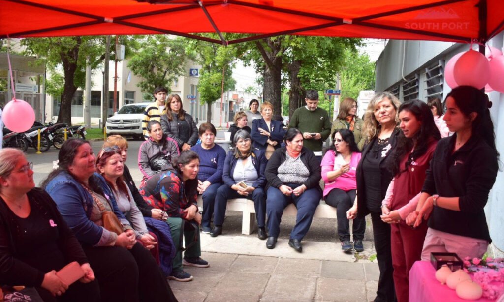 La comunidad se sumó a las actividades de Octubre Rosa. Los pasantes de la carrera de Medicina acompañaron las jornadas, que también incluyeron un espectáculo musical de Tefy Díaz y espacios de encuentro para los vecinos.