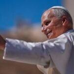 El papa León XIV durante una actividad oficial en el Vaticano.