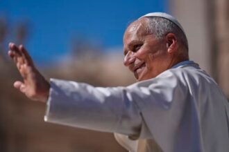El papa León XIV durante una actividad oficial en el Vaticano.