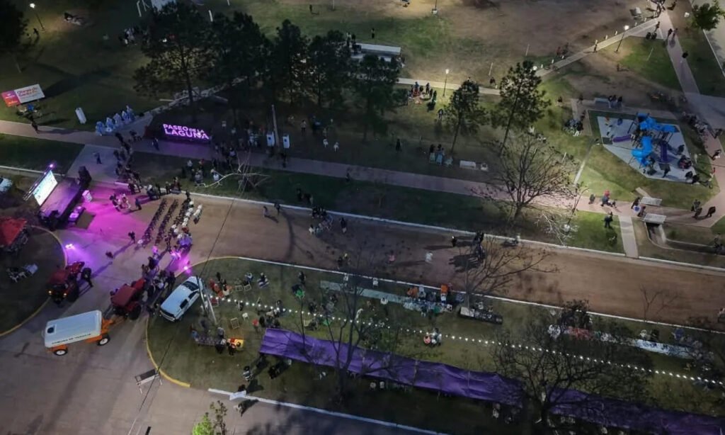El Paseo de la Laguna de Hersilia fue recuperado por la Comuna con senderos, iluminación, veredas y juegos para promover la recreación y el encuentro de las familias.