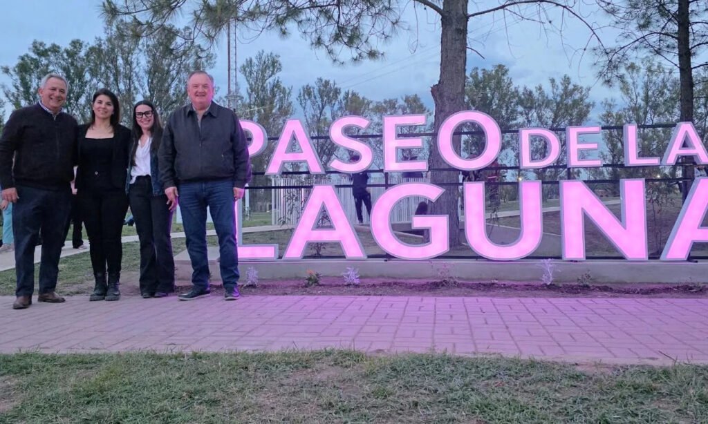 El senador departamental Felipe Michlig junto a autoridades comunales durante la inauguración del Paseo de la Laguna, en Hersilia.