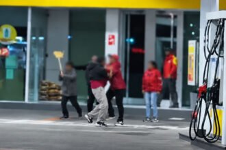Registro de video de la violenta pelea ocurrida en una estación de servicio Shell, en la esquina de bulevar Gálvez y avenida Rivadavia, en la ciudad de Santa Fe.