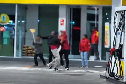 Registro de video de la violenta pelea ocurrida en una estación de servicio Shell, en la esquina de bulevar Gálvez y avenida Rivadavia, en la ciudad de Santa Fe.