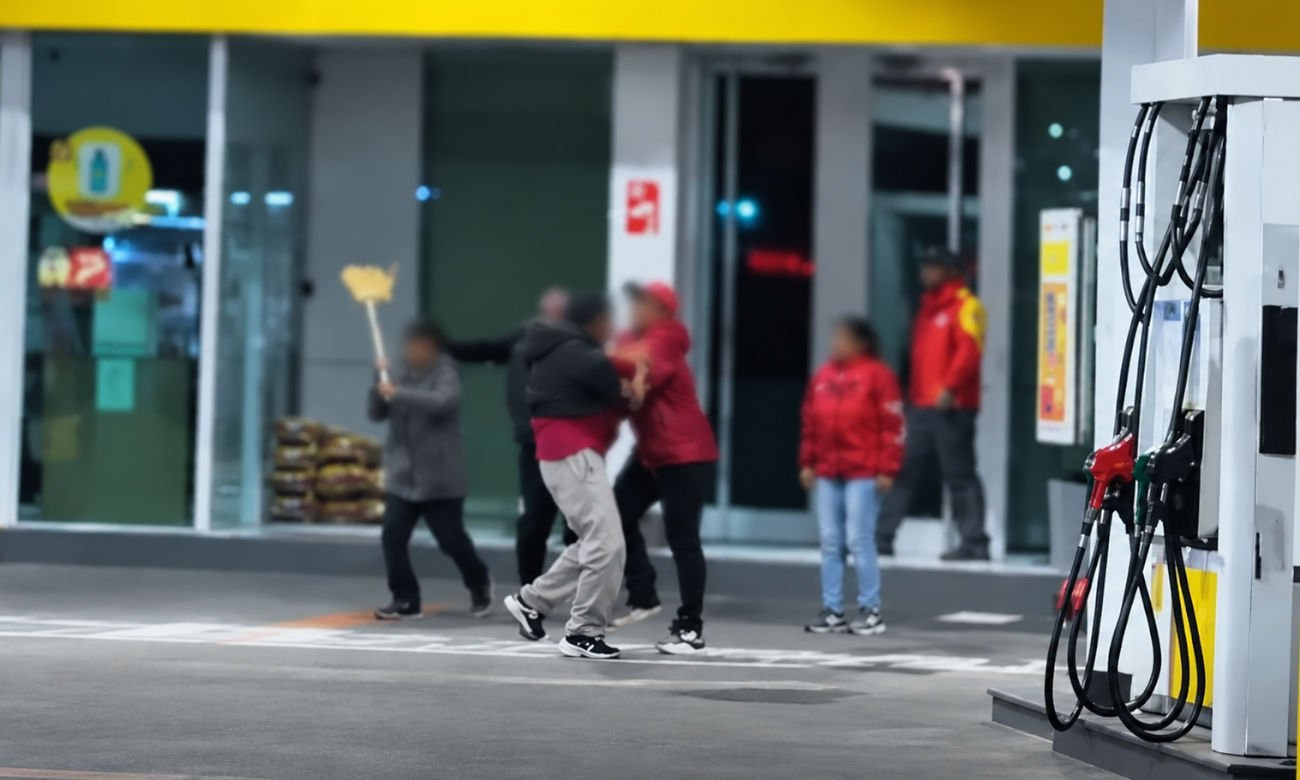 Registro de video de la violenta pelea ocurrida en una estación de servicio Shell, en la esquina de bulevar Gálvez y avenida Rivadavia, en la ciudad de Santa Fe.