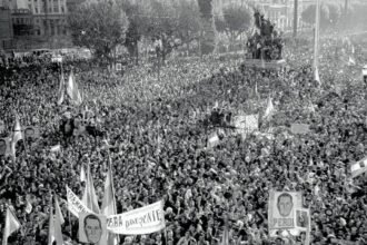La concentración del 17 de octubre de 1945 fue un punto de inflexión en la historia política argentina. La presión popular llevó al Gobierno a negociar la liberación de Perón, quien esa noche se dirigió a la multitud desde el balcón de la Casa de Gobierno.