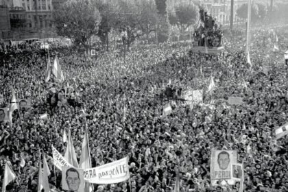 La concentración del 17 de octubre de 1945 fue un punto de inflexión en la historia política argentina. La presión popular llevó al Gobierno a negociar la liberación de Perón, quien esa noche se dirigió a la multitud desde el balcón de la Casa de Gobierno.