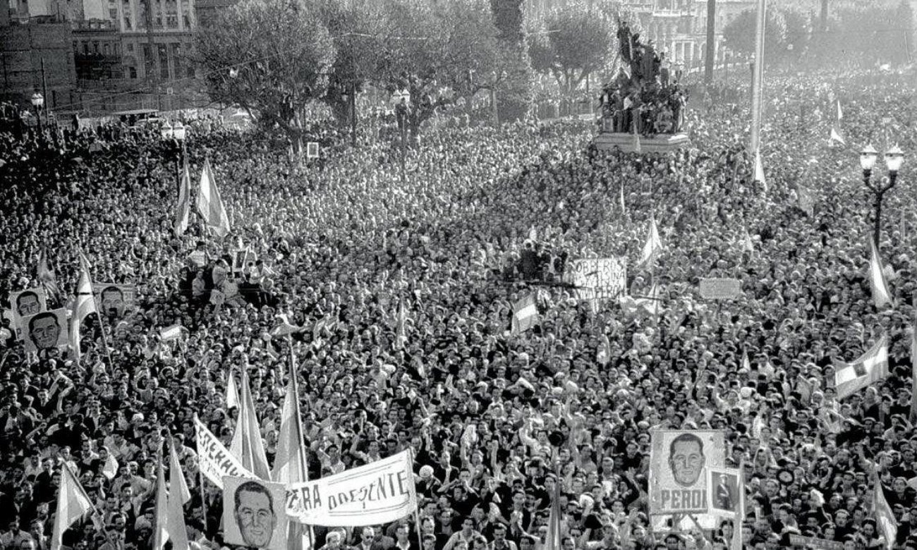 La concentración del 17 de octubre de 1945 fue un punto de inflexión en la historia política argentina. La presión popular llevó al Gobierno a negociar la liberación de Perón, quien esa noche se dirigió a la multitud desde el balcón de la Casa de Gobierno.