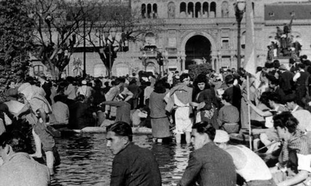 Miles de trabajadores se movilizaron hacia la Plaza de Mayo el 17 de octubre de 1945 para exigir la liberación de Juan Domingo Perón, detenido días antes. La jornada consolidó el protagonismo del movimiento obrero en la política argentina.