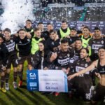 El plantel de Platense celebra la clasificación a la final de la Copa Argentina tras vencer por penales a Atlético Tucumán, luego del empate 1-1 en los 90 minutos.