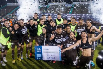 El plantel de Platense celebra la clasificación a la final de la Copa Argentina tras vencer por penales a Atlético Tucumán, luego del empate 1-1 en los 90 minutos.