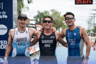 El podio masculino de la Copa Santa Fe de Triatlón: Tadeo Baruffato se quedó con el primer puesto, Santiago Boxler terminó segundo y Gerónimo Dherete ocupó el tercer lugar.