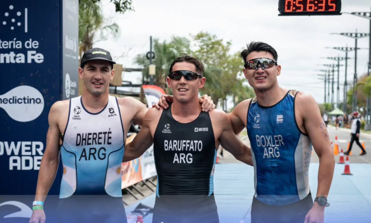 El podio masculino de la Copa Santa Fe de Triatlón: Tadeo Baruffato se quedó con el primer puesto, Santiago Boxler terminó segundo y Gerónimo Dherete ocupó el tercer lugar.