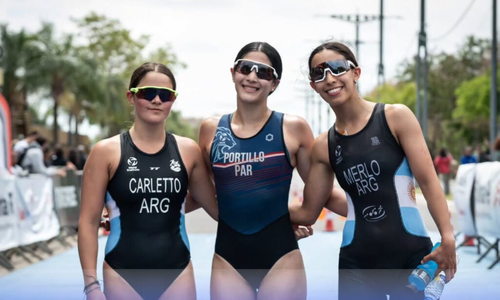 El podio femenino de la Copa Santa Fe de Triatlón: la paraguaya Ana Portillo obtuvo el primer puesto, Lucila Merlo finalizó segunda y Federica Carletto terminó tercera.