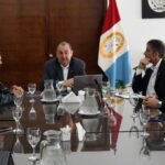 El intendente Juan Pablo Poletti se reunió con el contraalmirante Damián Gabriel Orgiazzi y autoridades municipales y provinciales para coordinar acciones preventivas ante el fenómeno de El Niño.