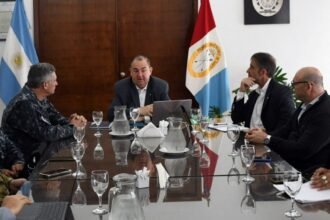 El intendente Juan Pablo Poletti se reunió con el contraalmirante Damián Gabriel Orgiazzi y autoridades municipales y provinciales para coordinar acciones preventivas ante el fenómeno de El Niño.