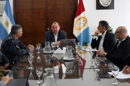 El intendente Juan Pablo Poletti se reunió con el contraalmirante Damián Gabriel Orgiazzi y autoridades municipales y provinciales para coordinar acciones preventivas ante el fenómeno de El Niño.