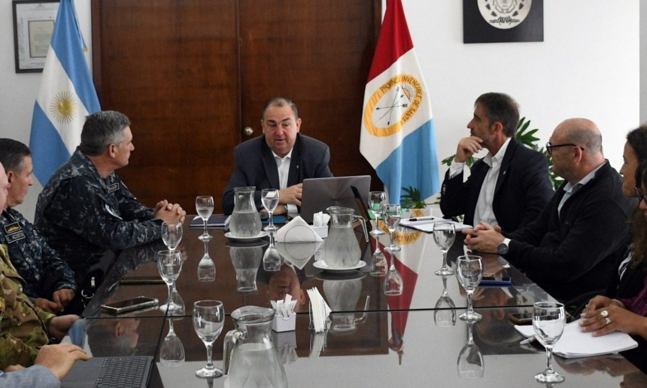 El intendente Juan Pablo Poletti se reunió con el contraalmirante Damián Gabriel Orgiazzi y autoridades municipales y provinciales para coordinar acciones preventivas ante el fenómeno de El Niño.