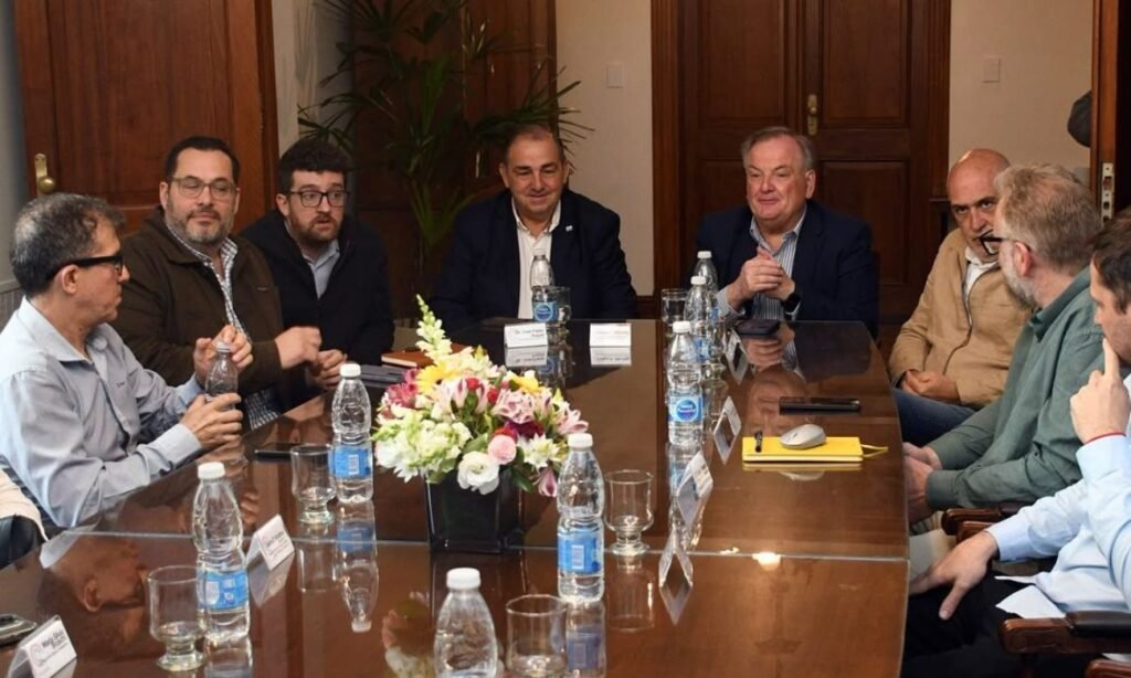 El intendente Juan Pablo Poletti y el presidente provisional del Senado, Felipe Michlig, encabezaron una reunión de trabajo junto a equipos técnicos para definir el proyecto final de renovación de Plaza Italia, en Santa Fe.