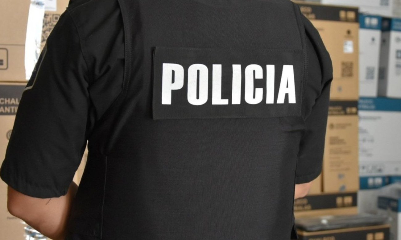 Un agente de la Policía de Santa Fe durante tareas de prevención y seguridad. Foto de archivo.