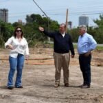 El intendente Juan Pablo Poletti recorrió el predio ubicado en el acceso a Alto Verde, donde avanzan los trabajos para poner en funcionamiento el Centro de Asistencia Integral ante una posible emergencia hídrica.
