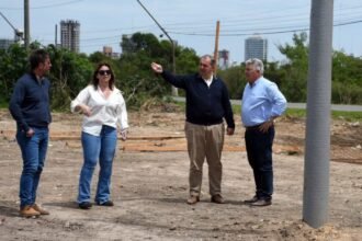 El intendente Juan Pablo Poletti recorrió el predio ubicado en el acceso a Alto Verde, donde avanzan los trabajos para poner en funcionamiento el Centro de Asistencia Integral ante una posible emergencia hídrica.