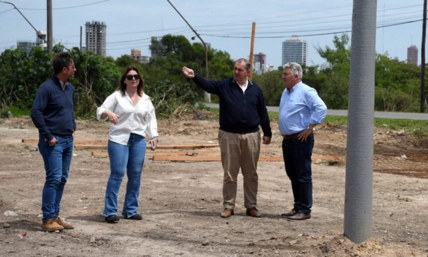 El intendente Juan Pablo Poletti recorrió el predio ubicado en el acceso a Alto Verde, donde avanzan los trabajos para poner en funcionamiento el Centro de Asistencia Integral ante una posible emergencia hídrica.