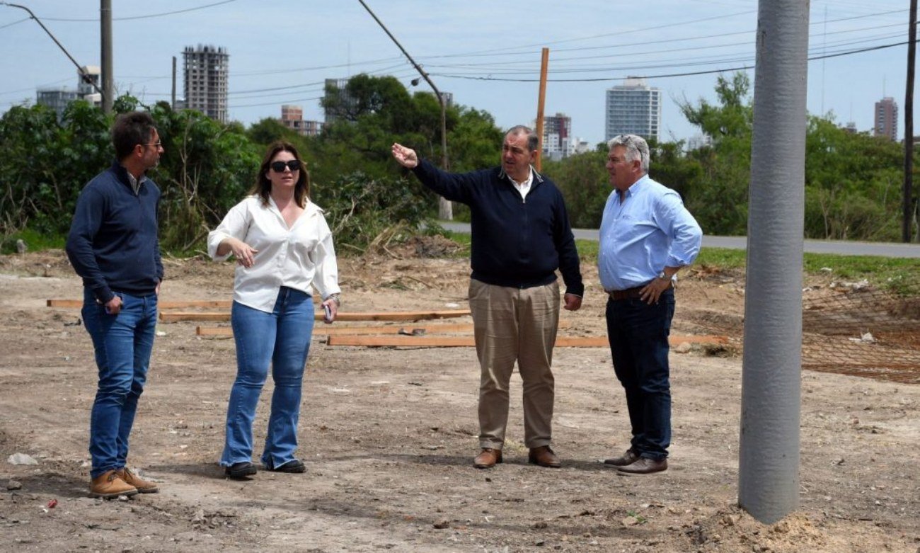 El intendente Juan Pablo Poletti recorrió el predio ubicado en el acceso a Alto Verde, donde avanzan los trabajos para poner en funcionamiento el Centro de Asistencia Integral ante una posible emergencia hídrica.