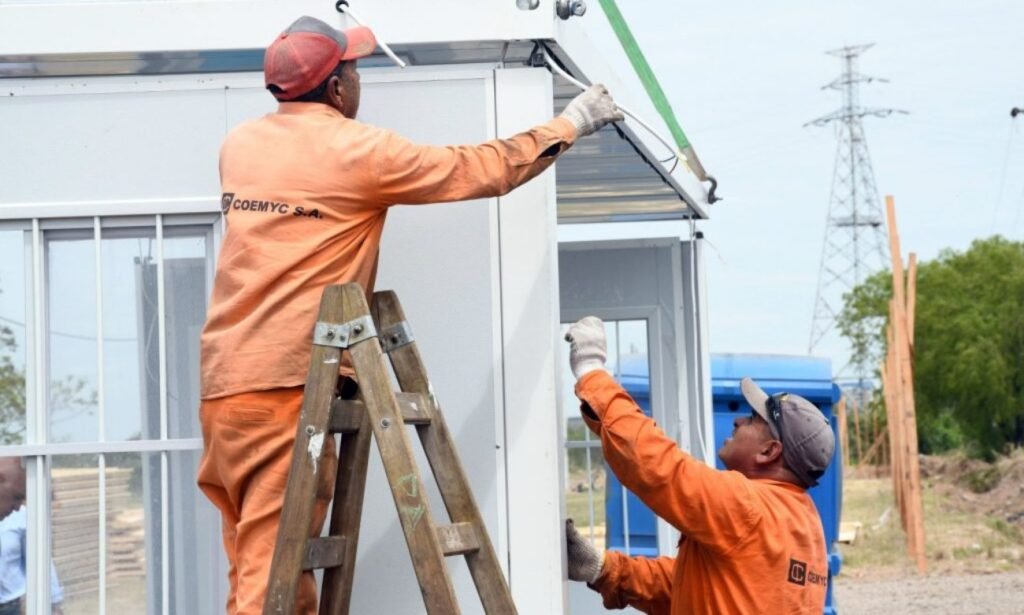 Comenzó la instalación de los módulos habitacionales que formarán parte del Centro de Asistencia Integral, preparado para alojar a familias de la Vuelta del Paraguayo ante una eventual crecida del río Paraná.