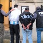 Foto: Fuentes policiales. Personas detenidas por la Policía de Investigaciones (PDI) en una dependencia policial.
