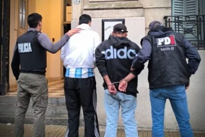 Foto: Fuentes policiales. Personas detenidas por la Policía de Investigaciones (PDI) en una dependencia policial.