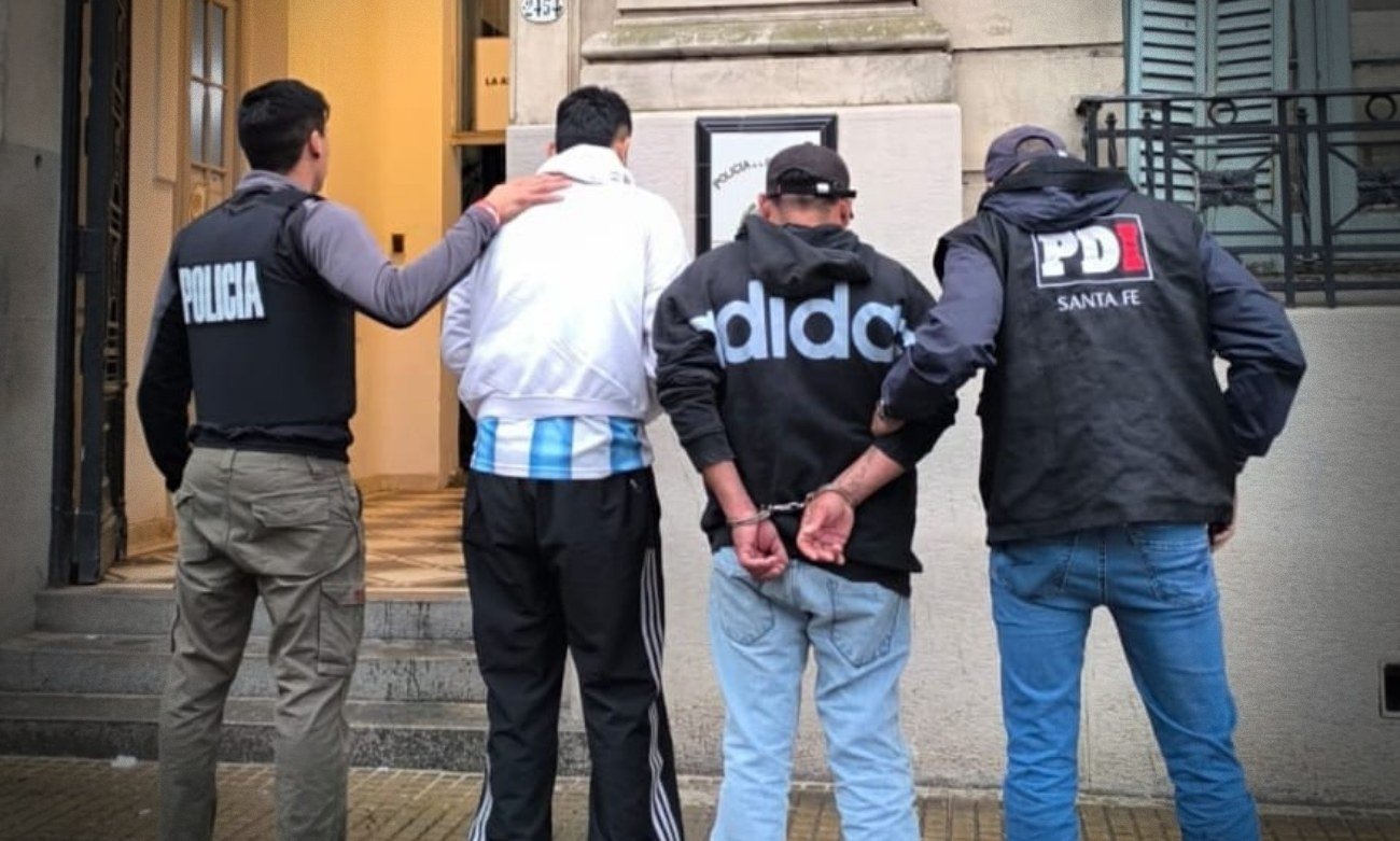 Foto: Fuentes policiales. Personas detenidas por la Policía de Investigaciones (PDI) en una dependencia policial.