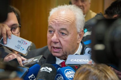 Rafael Gutiérrez durante una conferencia de prensa, en su etapa como ministro de la Corte Suprema de Justicia de Santa Fe. Foto de archivo.