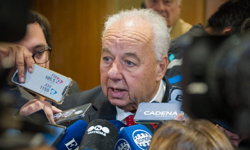 Rafael Gutiérrez durante una conferencia de prensa, en su etapa como ministro de la Corte Suprema de Justicia de Santa Fe. Foto de archivo.