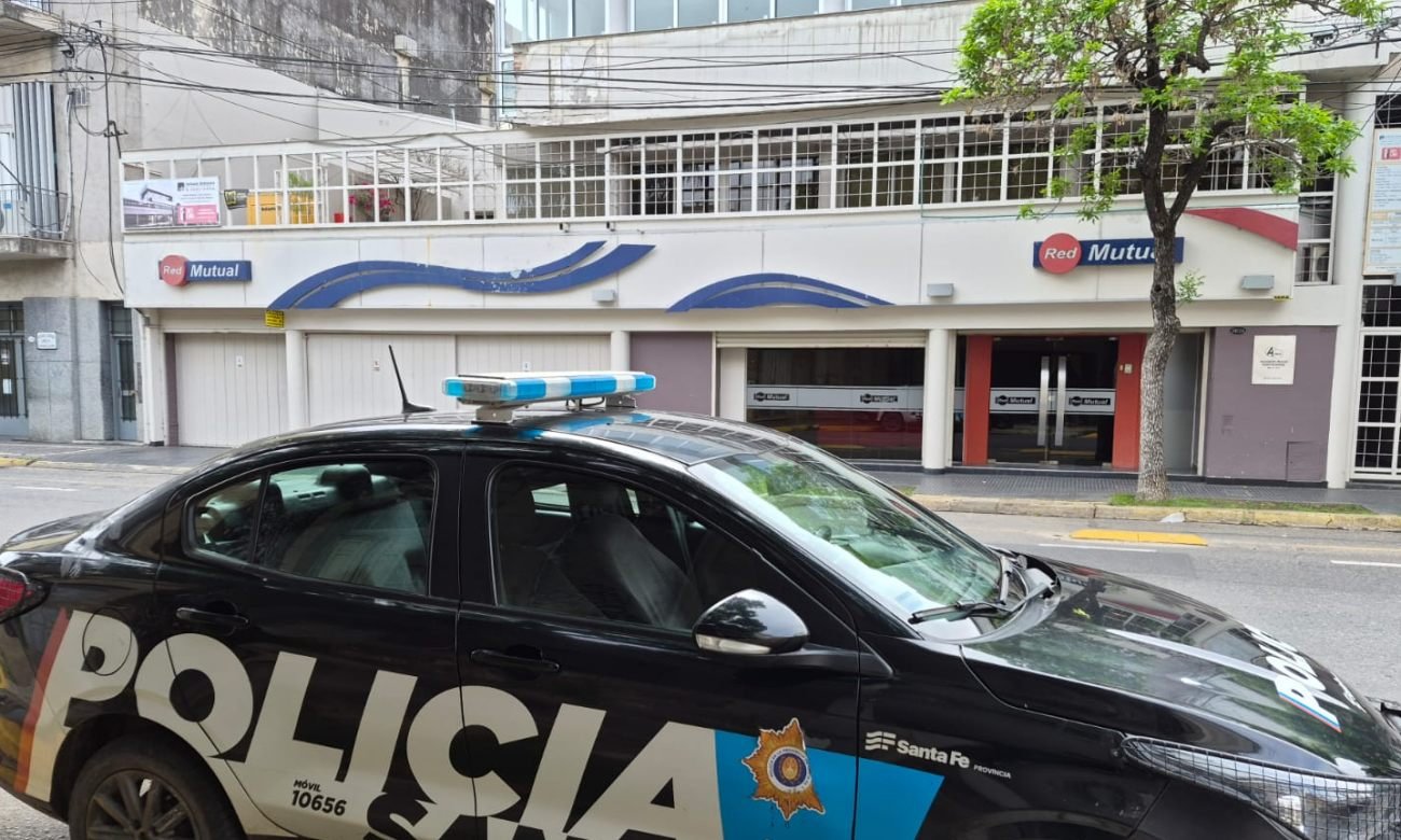 La sede de la Red Mutual, ubicada en calle Urquiza al 3026, en barrio Constituyentes de Santa Fe, donde se investiga el robo de una suma cercana a los $60 millones. Foto: Gentileza.