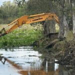 Máquinas municipales realizan trabajos de limpieza y profundización en reservorios hídricos de la ciudad de Santa Fe para mejorar el escurrimiento del agua y reducir el riesgo de anegamientos.