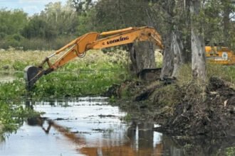 Máquinas municipales realizan trabajos de limpieza y profundización en reservorios hídricos de la ciudad de Santa Fe para mejorar el escurrimiento del agua y reducir el riesgo de anegamientos.