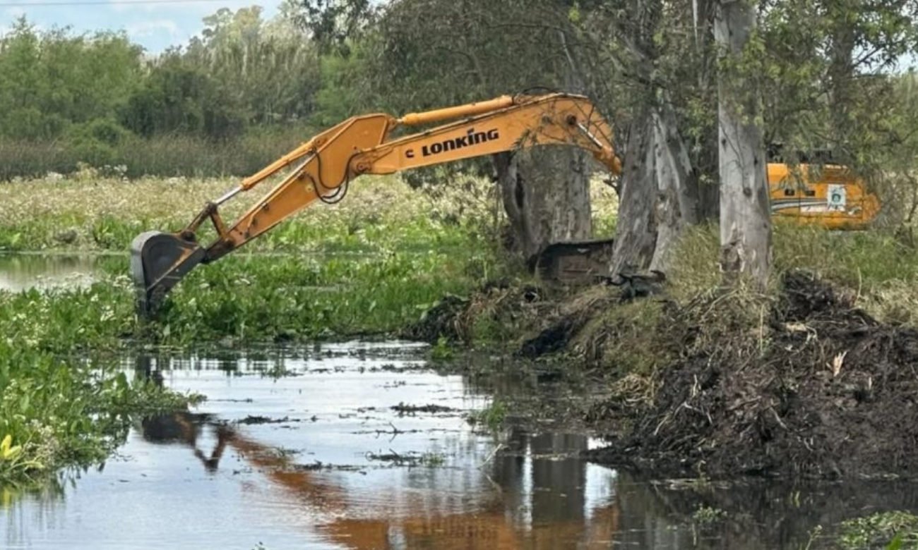 Máquinas municipales realizan trabajos de limpieza y profundización en reservorios hídricos de la ciudad de Santa Fe para mejorar el escurrimiento del agua y reducir el riesgo de anegamientos.
