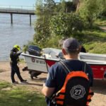 Bomberos de Rosario participan del operativo de búsqueda de los tres navegantes desaparecidos en el río Paraná.