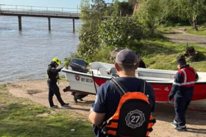 Bomberos de Rosario participan del operativo de búsqueda de los tres navegantes desaparecidos en el río Paraná.