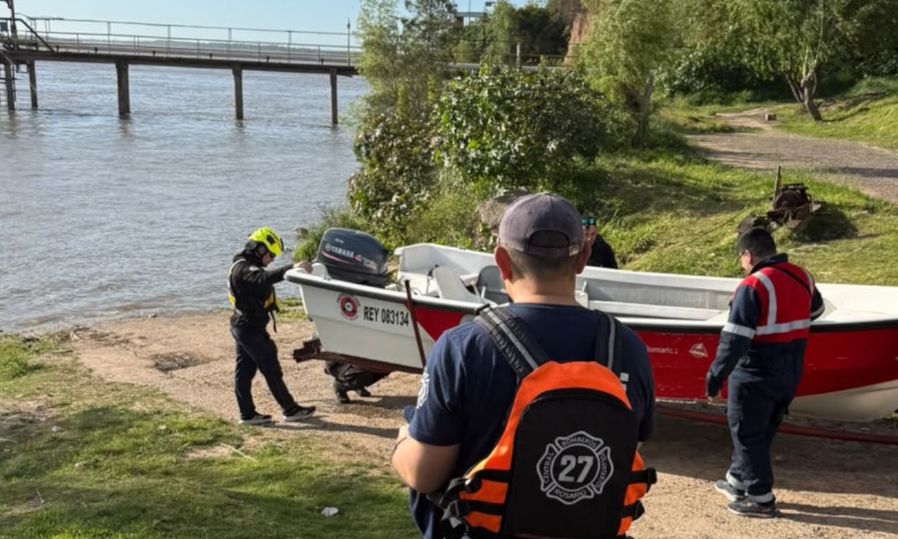 Bomberos de Rosario participan del operativo de búsqueda de los tres navegantes desaparecidos en el río Paraná.