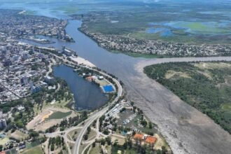 Vista aérea de los ríos y cursos de agua que rodean la ciudad de Santa Fe, en una región marcada por la dinámica fluvial del sistema del Paraná.