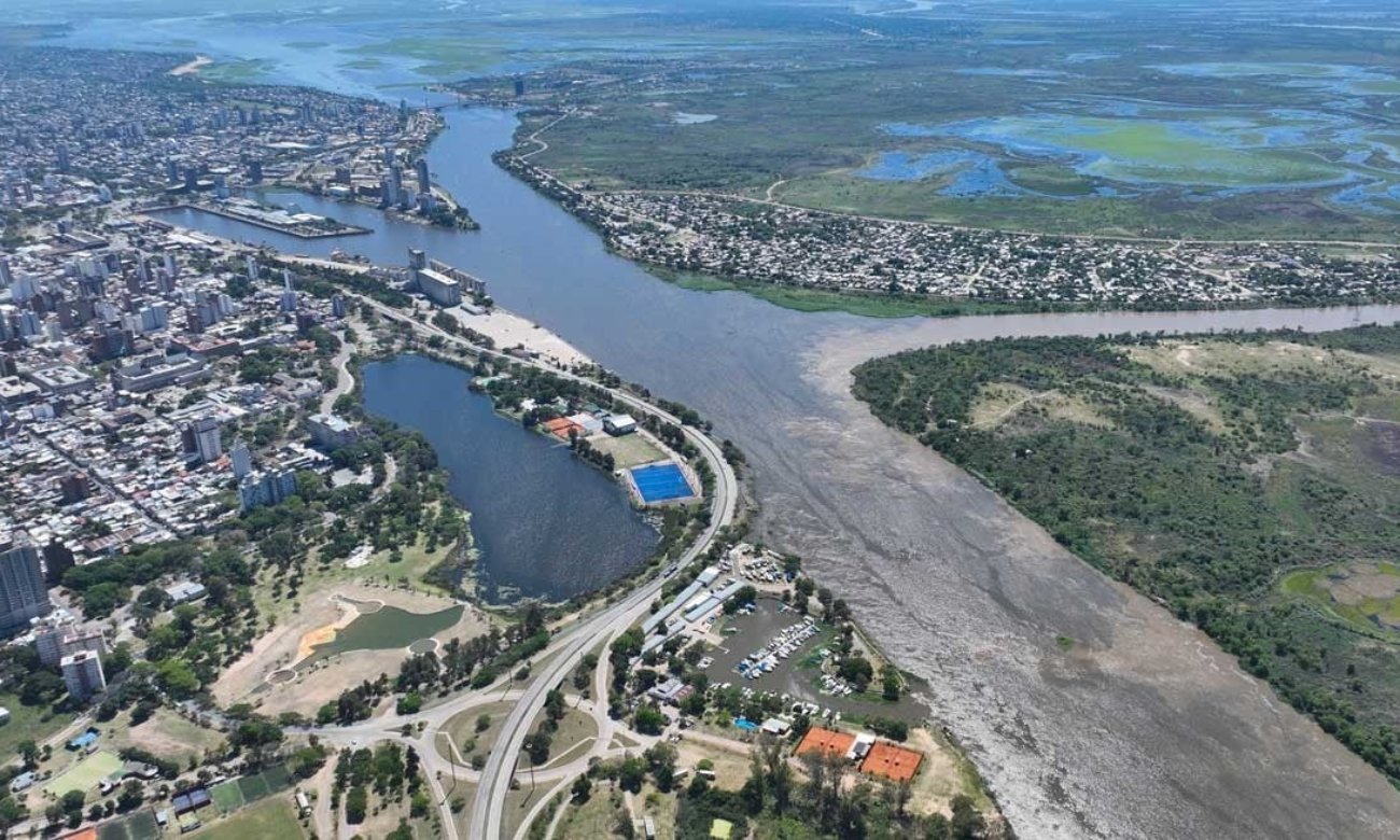 Vista aérea de los ríos y cursos de agua que rodean la ciudad de Santa Fe, en una región marcada por la dinámica fluvial del sistema del Paraná.