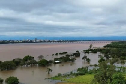 El río Uruguay y sus zonas costeras, en una región donde las crecidas pueden afectar campos, caminos rurales y la actividad ganadera. Foto de archivo.
