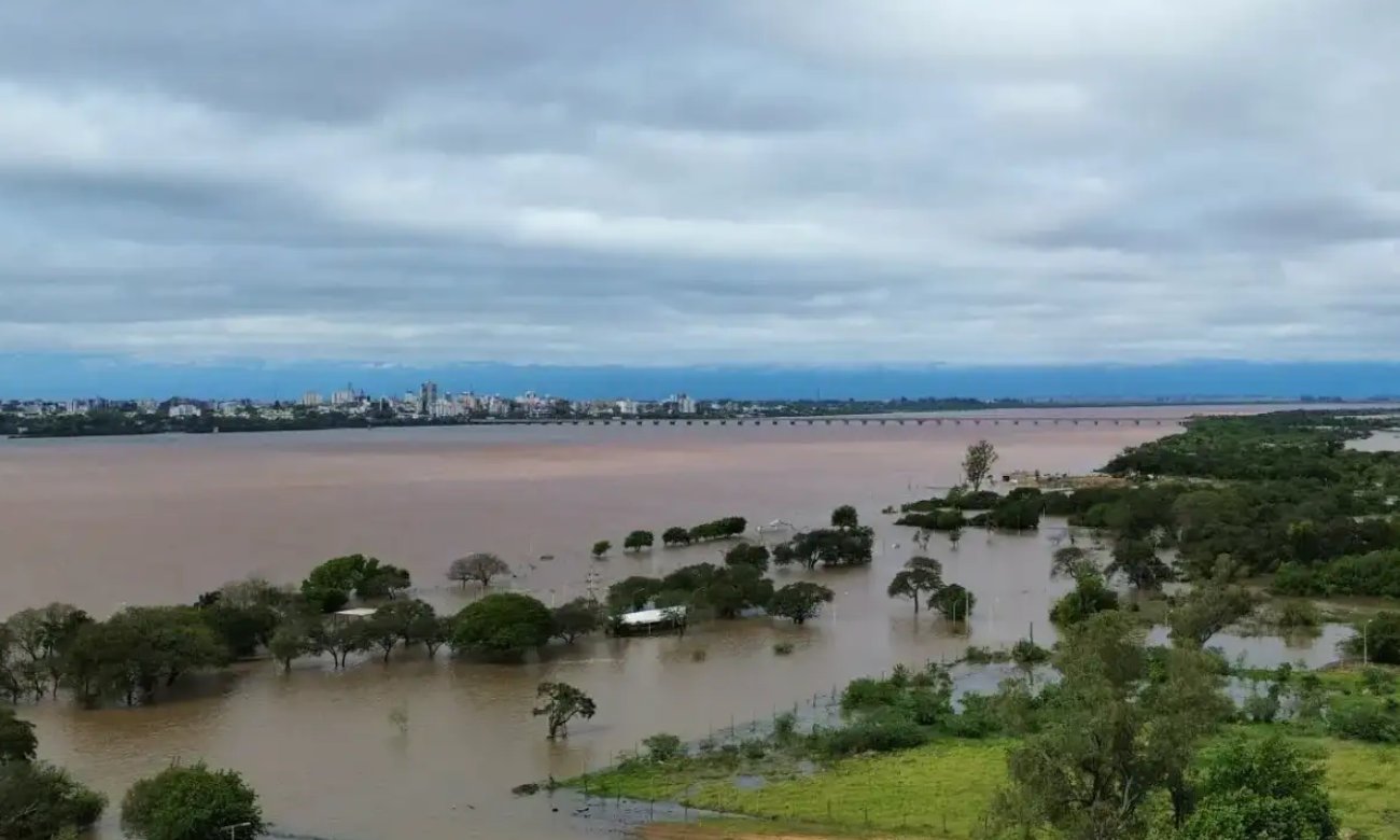 El río Uruguay y sus zonas costeras, en una región donde las crecidas pueden afectar campos, caminos rurales y la actividad ganadera. Foto de archivo.