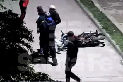 Registro de las cámaras de videovigilancia monitoreadas por la Central de Emergencias 911, cuyo seguimiento permitió detectar el hecho y coordinar la intervención policial en barrio 12 de Octubre, en el oeste de la ciudad de Santa Fe.