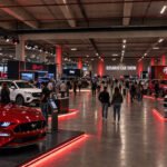 Exhibición de vehículos en una muestra del sector automotor. Los salones del automóvil reúnen novedades tecnológicas, modelos clásicos y deportivos.