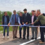 El gobernador Maximiliano Pullaro, el senador Rodrigo Borla y funcionarios provinciales participaron del corte de cinta durante la inauguración de las obras en el puente sobre el río Salado, en La Penca, departamento San Justo.