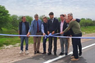 El gobernador Maximiliano Pullaro, el senador Rodrigo Borla y funcionarios provinciales participaron del corte de cinta durante la inauguración de las obras en el puente sobre el río Salado, en La Penca, departamento San Justo.