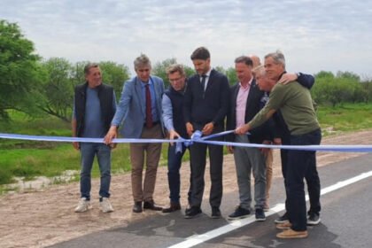 El gobernador Maximiliano Pullaro, el senador Rodrigo Borla y funcionarios provinciales participaron del corte de cinta durante la inauguración de las obras en el puente sobre el río Salado, en La Penca, departamento San Justo.